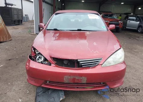 2005 Toyota Camry Le z USA, uszkodzony, nr VIN 4T1BE32K85U027422